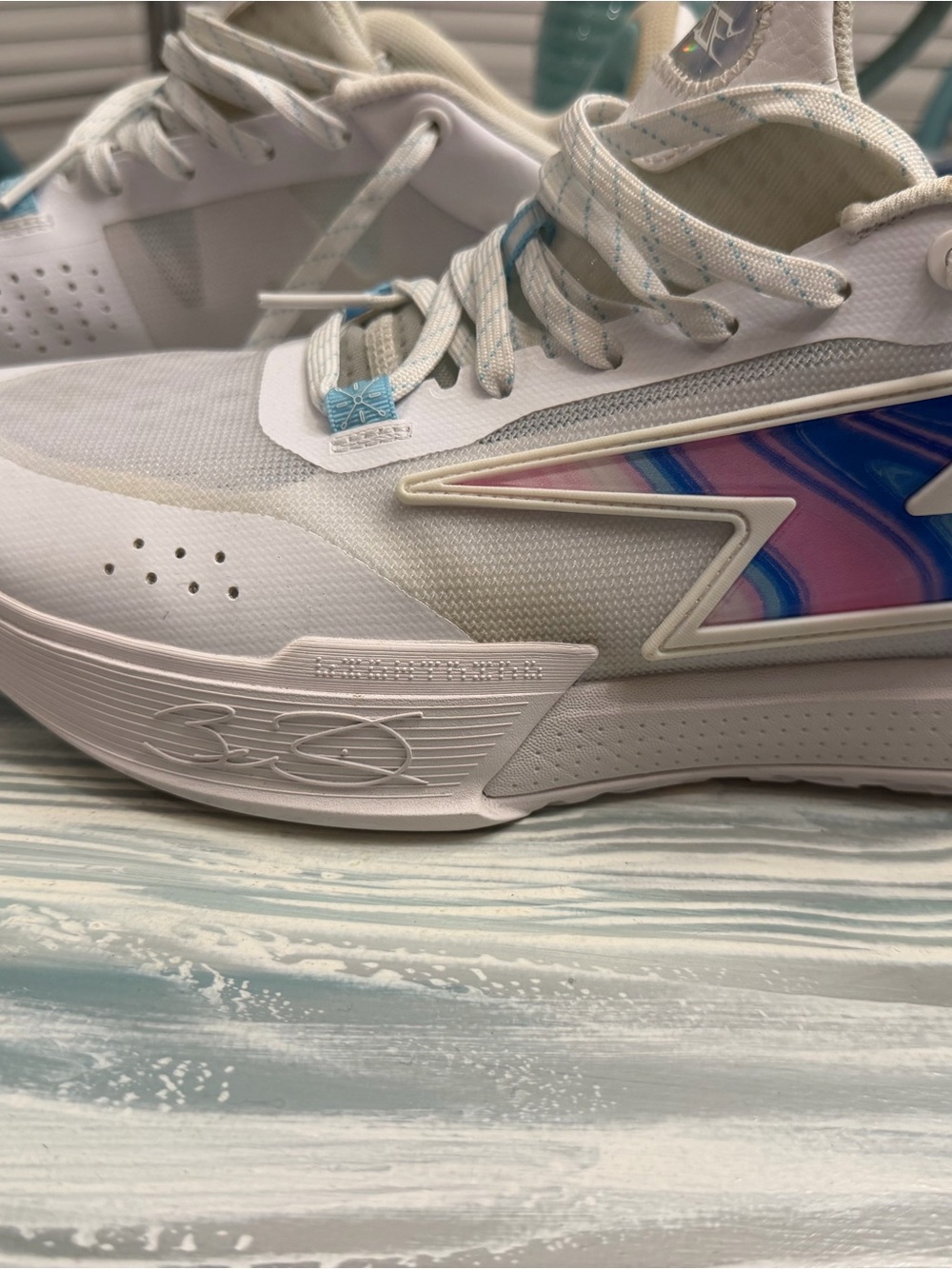 Men's Li-Ning White Athletic Shoes with Iridescent Accent